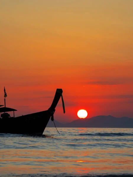 Hagyományos Hosszú Farkú Hajó Strandon Thaiföldön — Stock Fotó