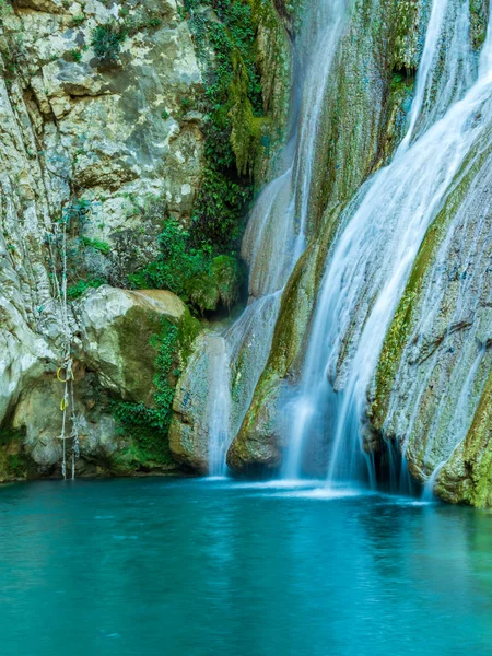 Водопад зеленый — стоковое фото