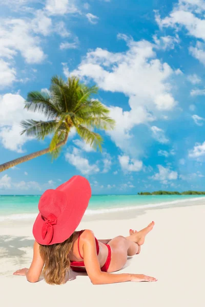 Brunette gebruind meisje in badmode genieten van het strand — Stockfoto