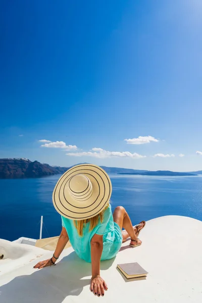 Luxe reizen vakantie vrouw kijkt aan uitzicht op Santorini eiland — Stockfoto