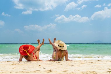 Tayland 'da tropikal plajın keyfini çıkaran iki güzel kadın.