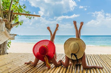 Tayland 'da tropikal plajın keyfini çıkaran iki güzel kadın.