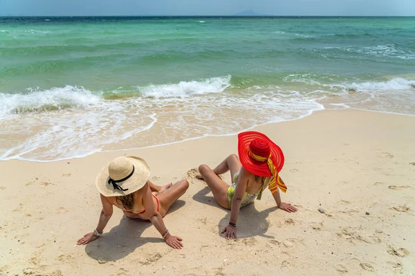 Due Belle Donne Che Godono Spiaggia Tropicale Thailandia — Foto Stock