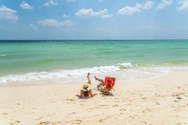 Tayland Tropikal Plajın Keyfini Çıkaran Iki Güzel Kadın — Stok fotoğraf