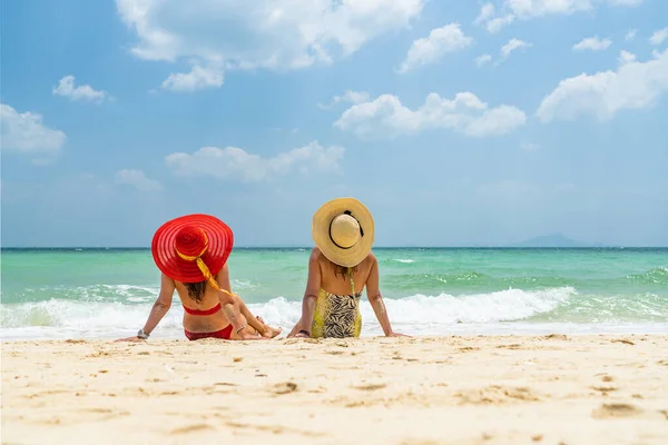 Δύο Όμορφες Γυναίκες Απολαμβάνουν Την Τροπική Παραλία Στην Ταϊλάνδη — Φωτογραφία Αρχείου