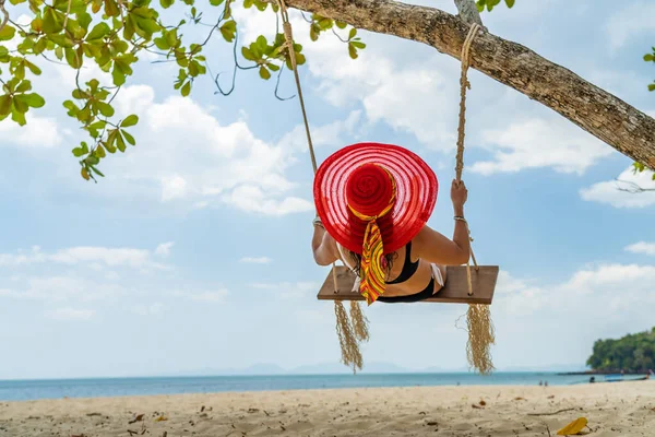 Schöne Frau Strand Thailand Auf Einer Schaukel — Stockfoto