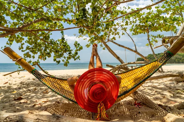 Belle Femme Plage Thaïlande Détendre Sur Hamac — Photo