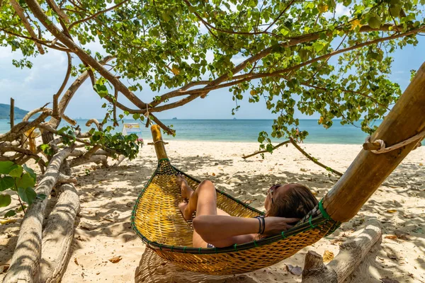 Belle Femme Plage Thaïlande Détendre Sur Hamac — Photo