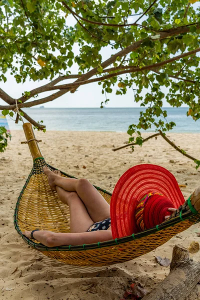 Прекрасна Жінка Пляжі Таїланді Відпочиває Гамаку — стокове фото