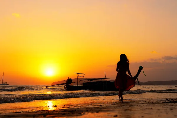 Frau Schönen Tropischen Strand Bei Sonnenuntergang Ferienort Krabi Ban Nang — Stockfoto