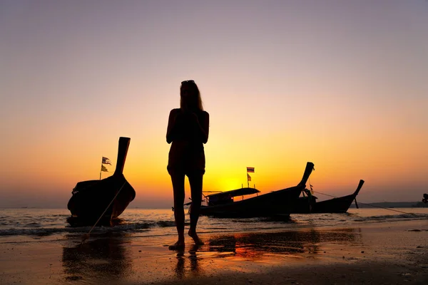 Kvinna Vid Den Vackra Tropiska Stranden Vid Solnedgången Sommaren Resort — Stockfoto