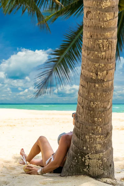 Bella Donna Sulla Spiaggia Thailandia — Foto Stock