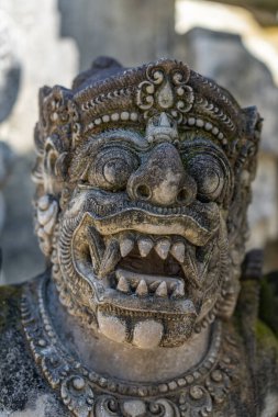 Bali Endonezya 'daki tapınakta antik Bali heykeli