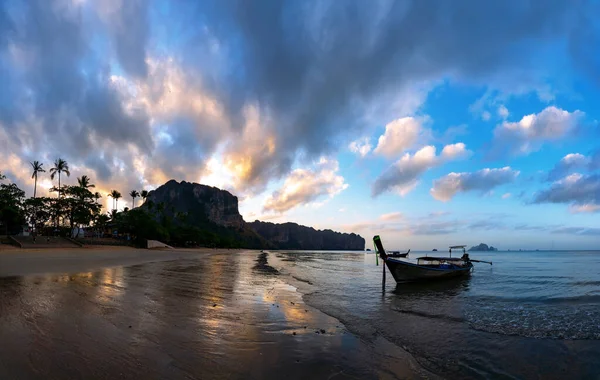Tradiční Dlouhá Tail Loď Pláži Thajsku Při Západu Slunce — Stock fotografie