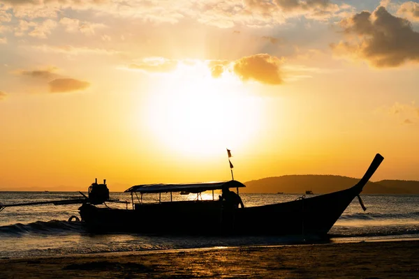 Traditionele Long Tail Boot Het Strand Thailand Bij Zonsondergang — Stockfoto
