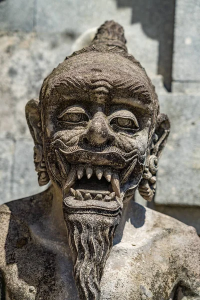 巴厘岛印度尼西亚寺庙中的古老的巴厘雕像 — 图库照片