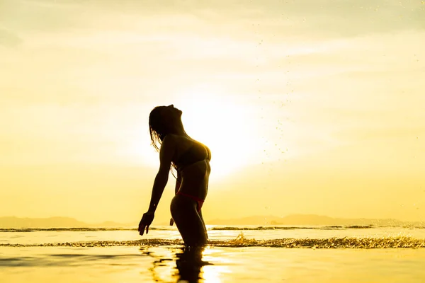 Silhouette Une Femme Reposant Sur Plage Tropicale — Photo