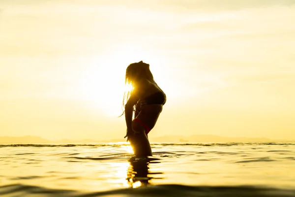 Silhouet Van Een Vrouw Die Rust Aan Het Tropische Strand — Stockfoto