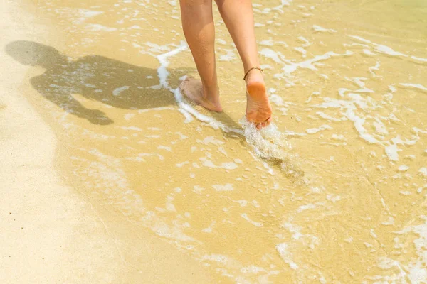 Mulher Andando Praia Deixando Passos Areia — Fotografia de Stock