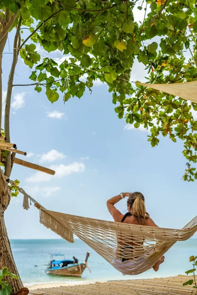 Kvinna Avkopplande Stranden Hängmatta — Stockfoto