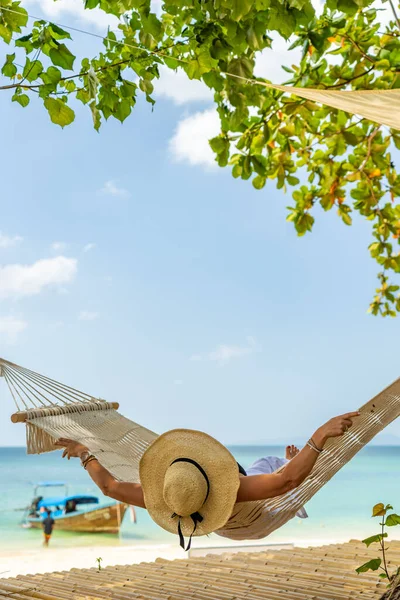 Mulher Relaxante Praia Uma Rede — Fotografia de Stock