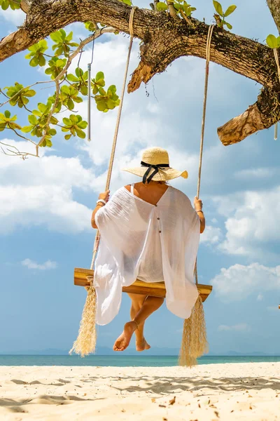 Vacker Kvinna Gunga Stranden Thailand — Stockfoto