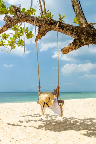 Vacker Kvinna Gunga Stranden Thailand — Stockfoto