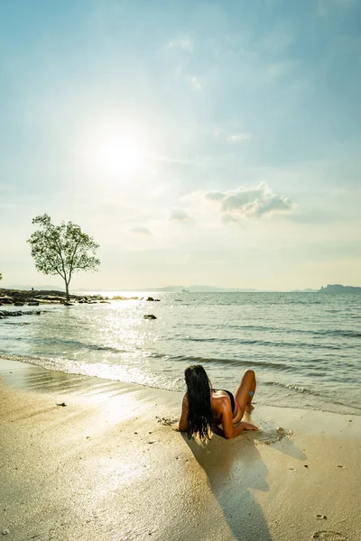 Bella Donna Sulla Spiaggia Thailandia — Foto Stock