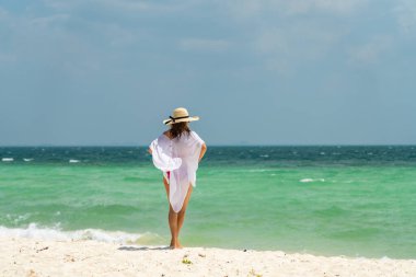 Tayland sahilinde güzel bir kadın.