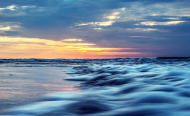 Bali Endonezya 'daki Kuta plajında gün batımı