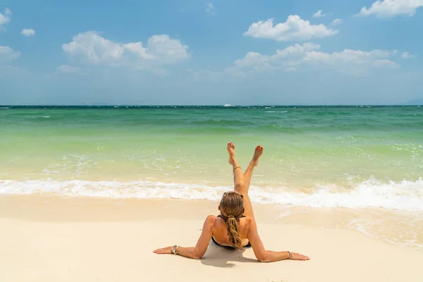 Bella Donna Sulla Spiaggia Thailandia — Foto Stock