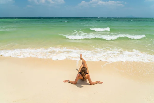 Bella Donna Sulla Spiaggia Thailandia — Foto Stock