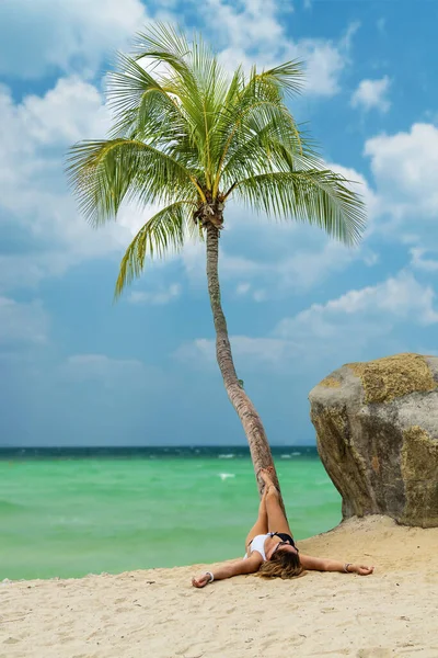Mujer Playa Isla Sentosa Singapur — Foto de Stock