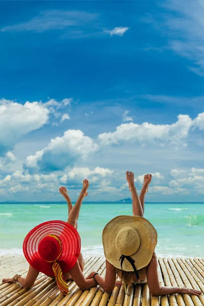 Due Belle Donne Che Godono Spiaggia Tropicale Thailandia — Foto Stock