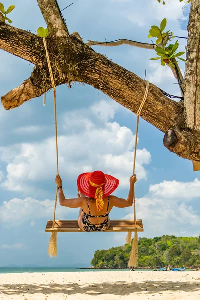 Schöne Frau Auf Einer Schaukel Strand Thailand — Stockfoto
