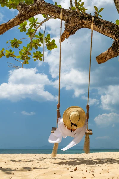 Schöne Frau Auf Einer Schaukel Strand Thailand — Stockfoto