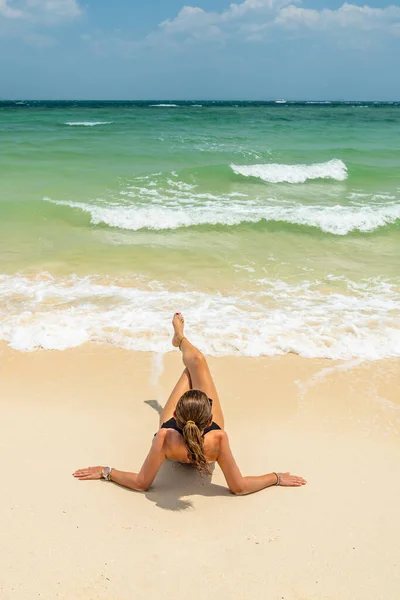 Bella Donna Sulla Spiaggia Thailandia — Foto Stock