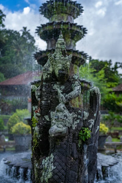 印度尼西亚巴厘Tirta Gangga宫的雕像 — 图库照片