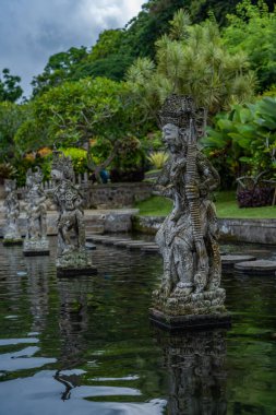 Bali Endonezya 'daki Tirta Gangga Sarayı' nda heykel