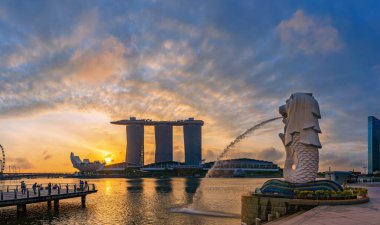 ŞİRKETİ ŞARKI: 13 Şubat 2020: Singapur Merlion Park şehir merkezi Singapur 'un iş bölgesinde gün doğumunda
