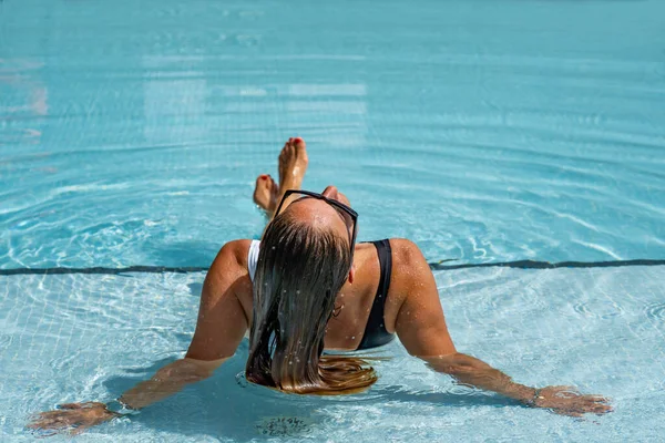 Femme Dans Spa Cinq Étoiles Luxe Dans Piscine — Photo