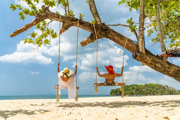 Två Vackra Kvinnor Gunga Stranden Thailand — Stockfoto