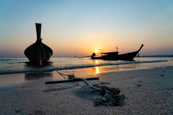 Tradiční Dlouhá Tail Loď Pláži Thajsku Při Západu Slunce — Stock fotografie