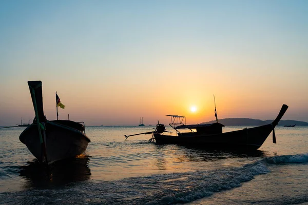 Traditionell Långstjärtad Båt Stranden Thailand Vid Solnedgången — Stockfoto