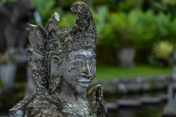 印度尼西亚巴厘Tirta Gangga宫的雕像 — 图库照片