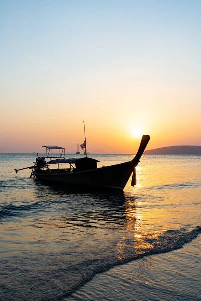 Traditionell Långstjärtad Båt Stranden Thailand Vid Solnedgången — Stockfoto