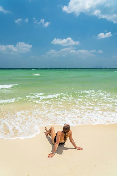 Bella Donna Sulla Spiaggia Thailandia — Foto Stock