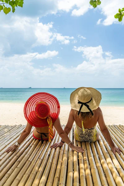 Två Vackra Kvinnor Njuter Den Tropiska Stranden Thailand — Stockfoto