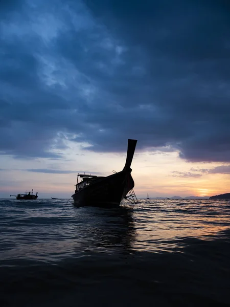 Tayland Sahilinde Geleneksel Uzun Kuyruklu Tekne — Stok fotoğraf