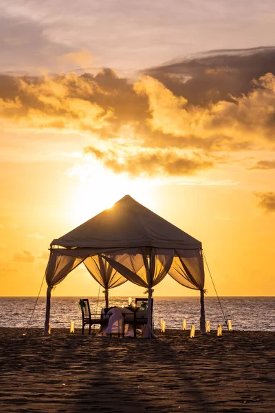 Esstisch Strand Bei Sonnenuntergang Auf Bali — Stockfoto